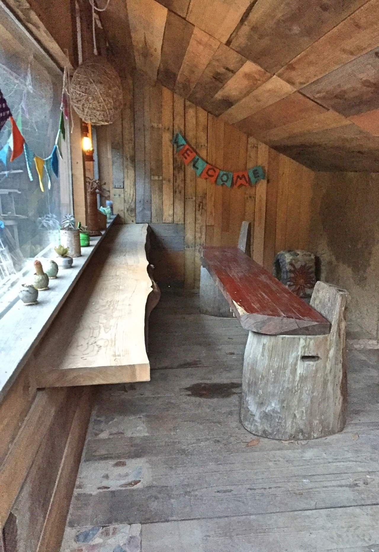 森の中のセルフビルド小屋ロフト内 このカウンターで仲間と酒を交わす 写真 多拠点暮らし 田舎暮らし セルフビルド 小屋 スモールハウス Taka Freeartfield Note