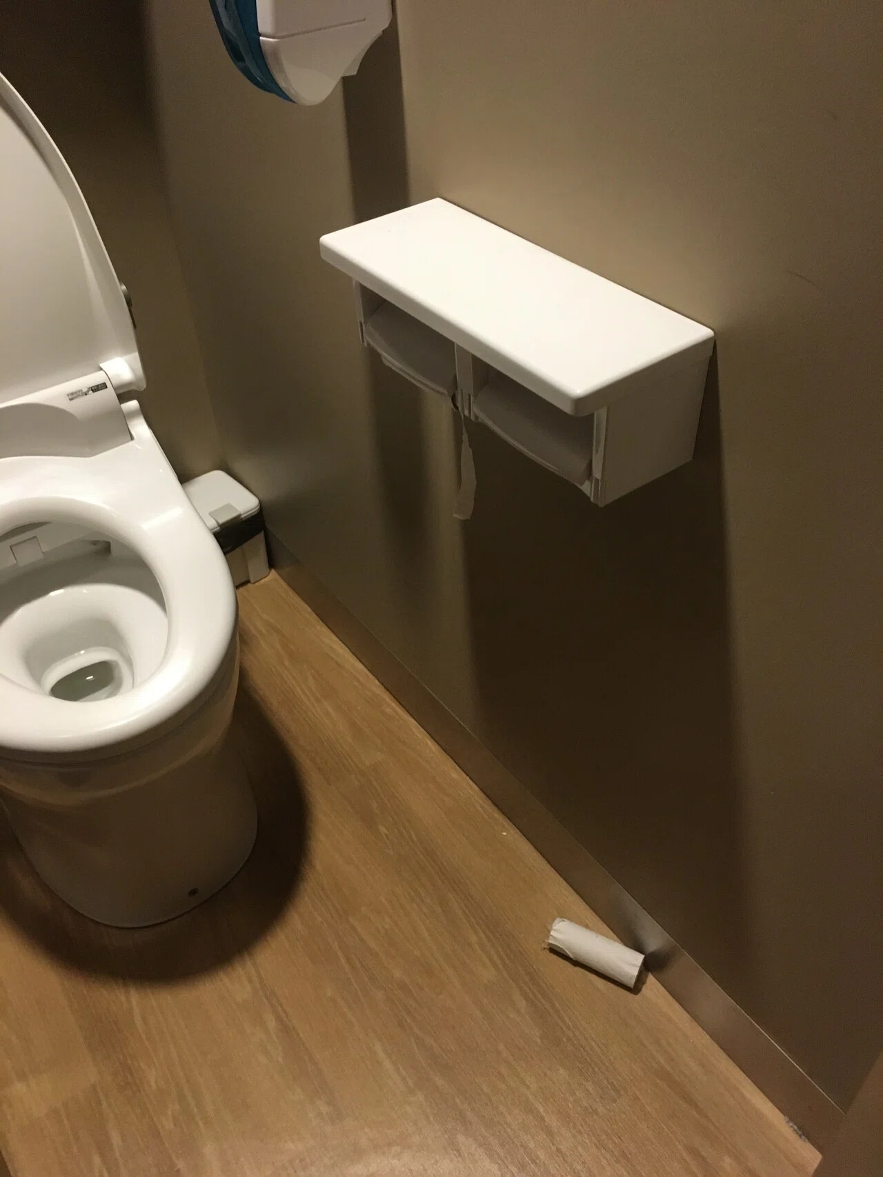 女子トイレ 私はカフェや本屋さんやコンビニでトイレ掃除 女子トイレ はいつも散乱していることが多い 男の前では見せない女性の性格だ 見て見ぬ振りが当たり前 次の人が利用するときのことなど考えてない トイ 夜カフェ子 彡時間泥棒 雑談図書館 Note