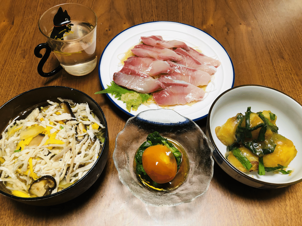 今日まで正月ってことにして炭水化物 炭水化物の自分甘やかしご飯 昨日の残りの鶏飯 金のニラお浸し じゃがいもの煮っ転がし 鰤のお刺身 黒糖焼酎お湯割り 刺身は酢醤油で食べるのもいいよねー 何よりツマの大 ケイチェルおじ Note