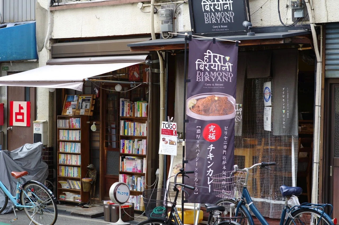 人を避けて散策すると、良い商店街に出くわした (K-70 / HD PENTAX-DA