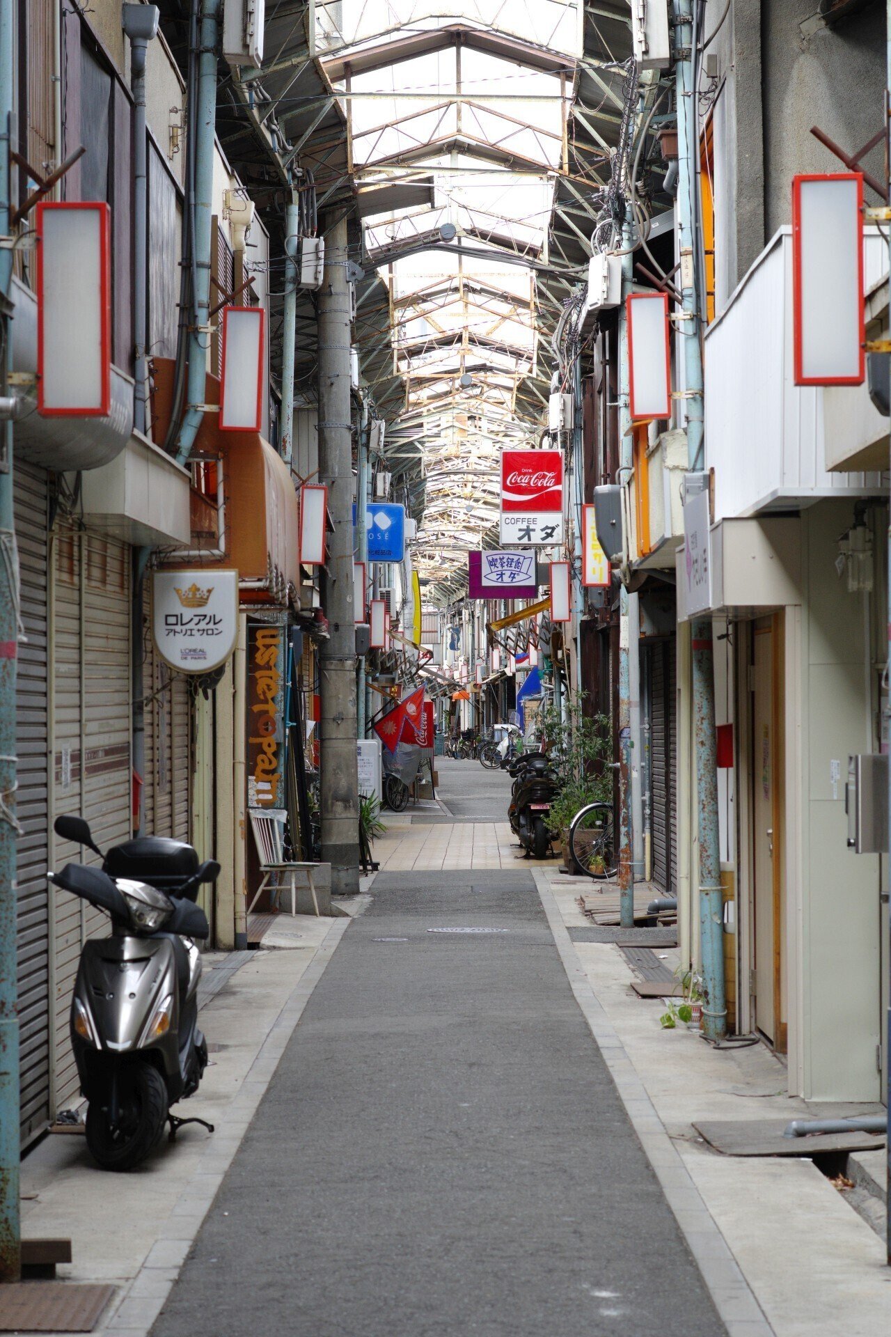 人を避けて散策すると、良い商店街に出くわした (K-70 / HD PENTAX-DA