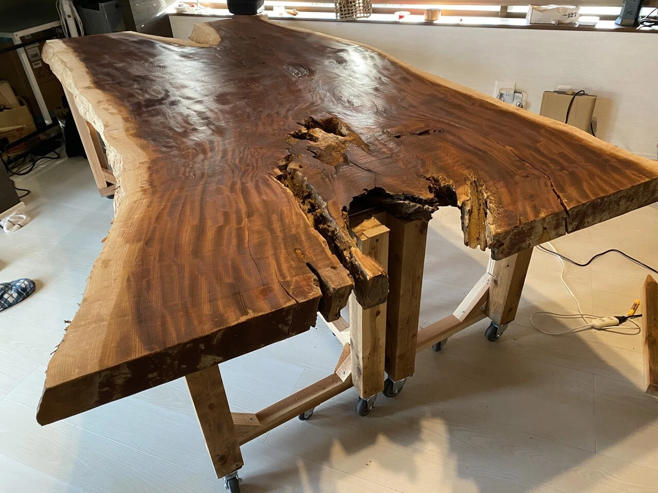 無垢の一枚板を使ってダイニングテーブルをDIYする 〜ウレタンニス塗装 無垢の一枚板を使ってダイニングテーブルをDIYする 〜ウレタンニス塗装