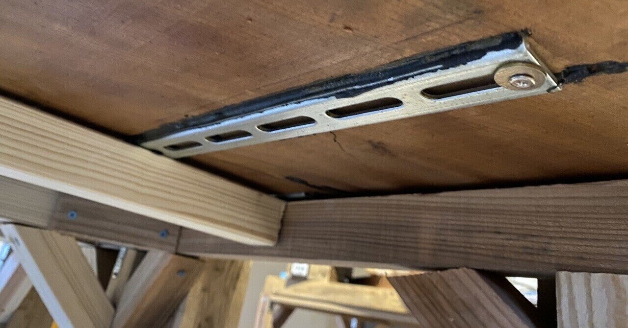 無垢の一枚板を使ってダイニングテーブルをDIYする 〜反り止め・土台を