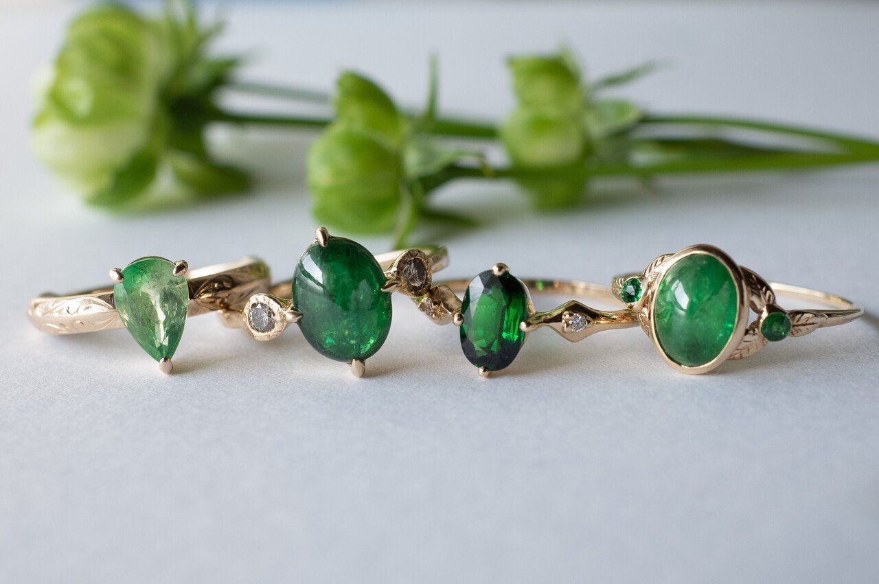 ヴィンテージ希少ネフライト 緑色の葉と実のブローチ 18k ヴィンテージ希少ネフライト 緑色の葉と実のブローチ 18k