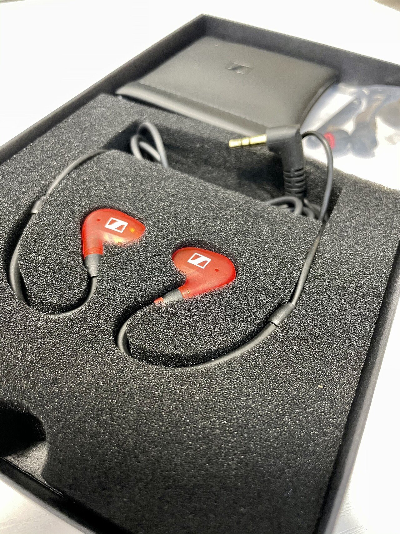 ワイヤレスでもワイヤードでも使える業務用イヤホン｜koita