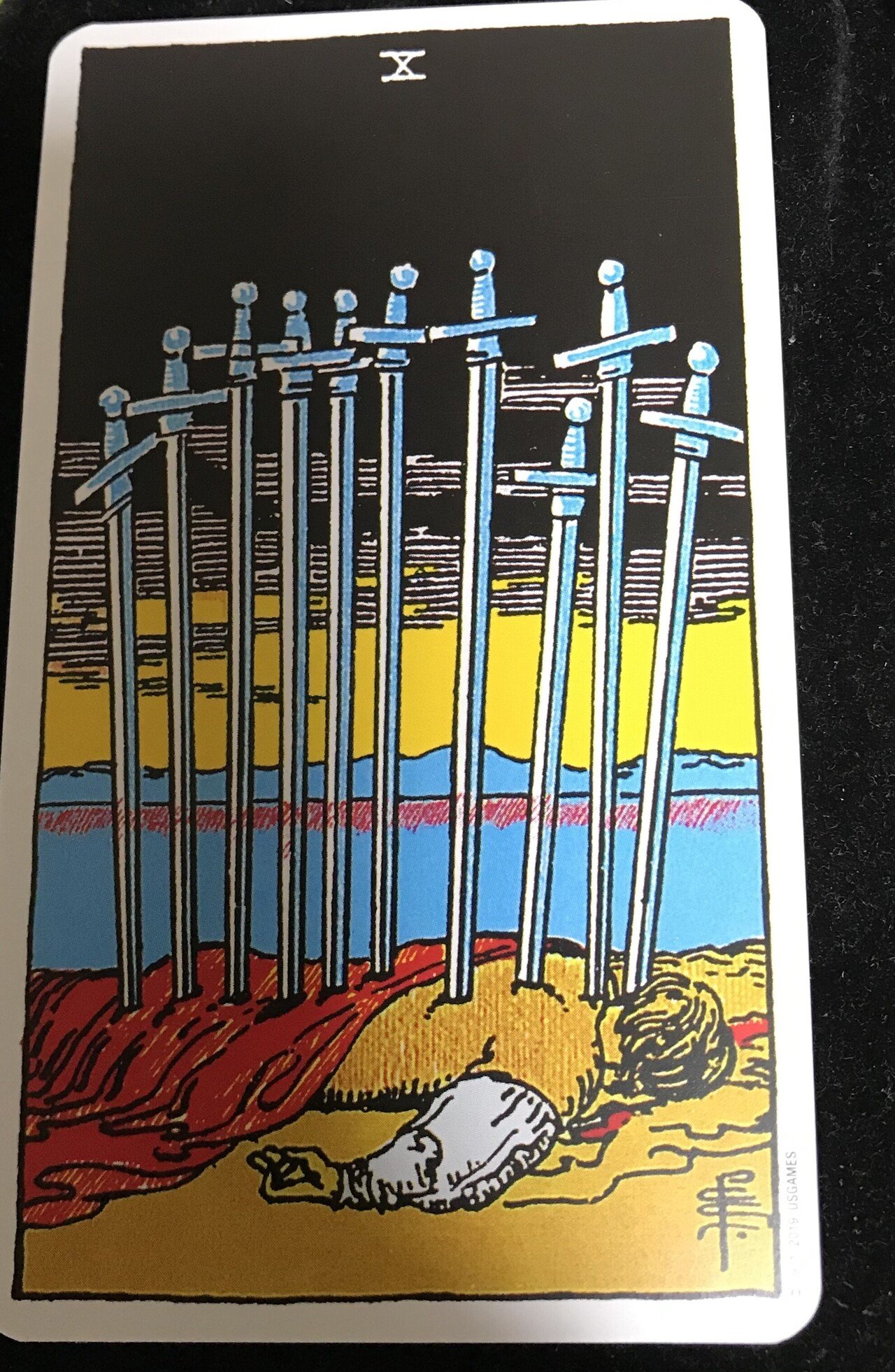 今日の小アルカナ 衝撃的なカードだ 10本の剣に刺されて おそらく死んでいる男が描かれている 小アルカナの中では どちらかというとクール 知性や判断力 思考を司るような 意味を持つ しかし ここではそれ ワタライ 占星術 タロット Note