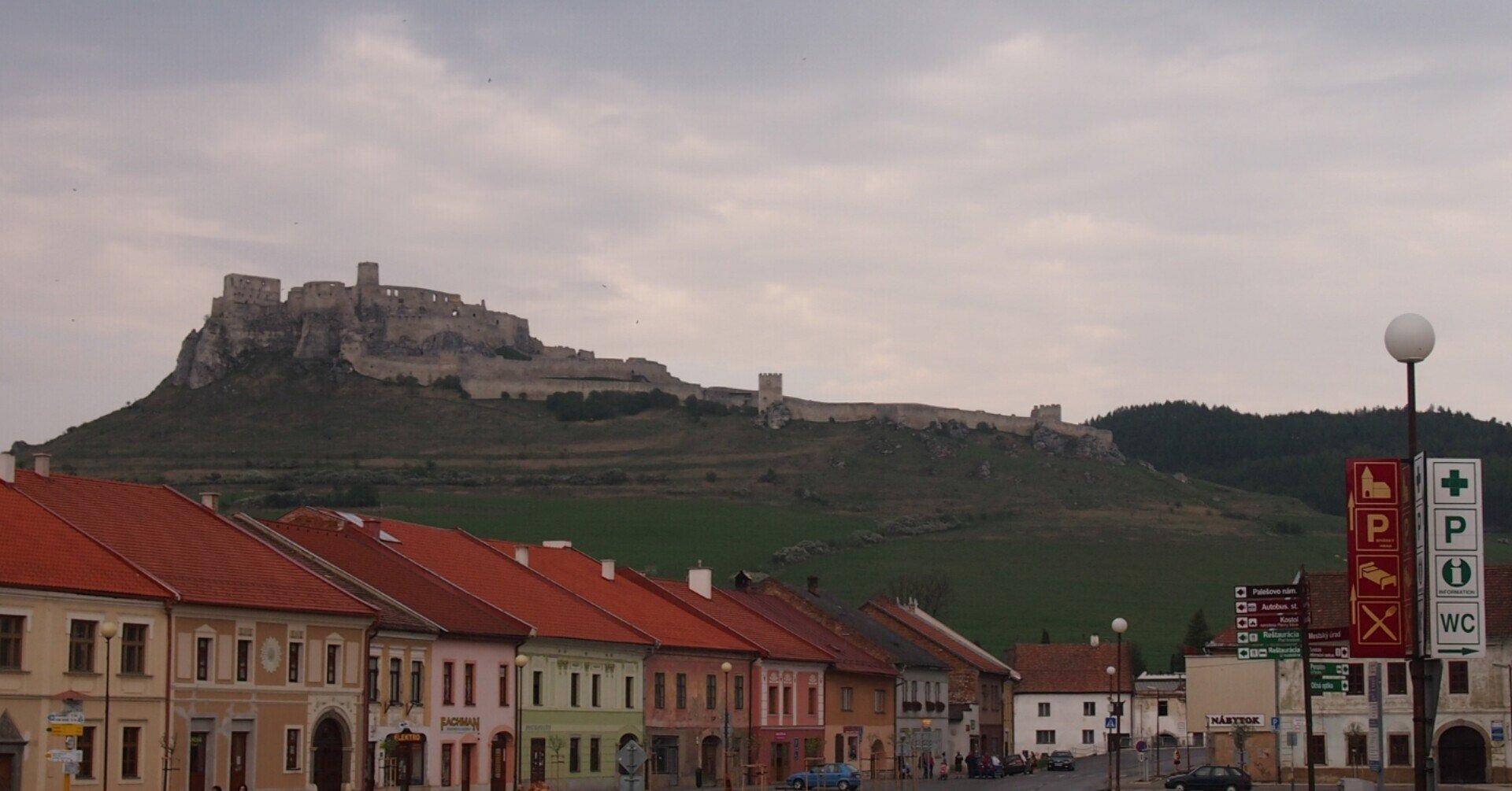 山に浮かぶ廃墟・スピシュ城｜zak