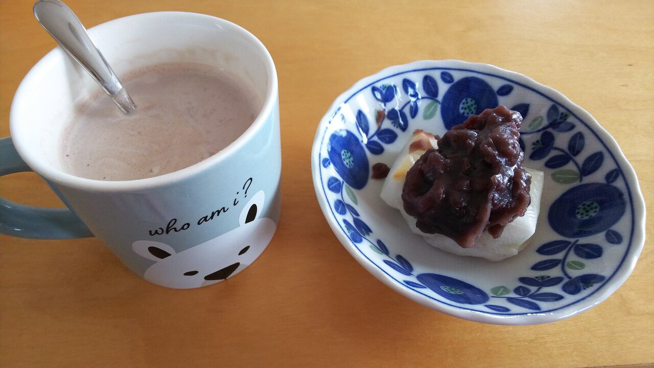 焼いた餅に冷たいあんこを乗せて食べるのがすき それとホットココアがよく合う ゆっくりゆっくり いただいていると カップの底の方に濃いココアのどろどろ ああ これまたわたしみたい のんびーりして 気づいたら ともさんかく Note