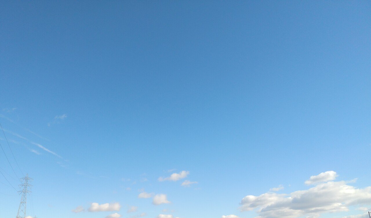 空の写真を撮るのが好きです 今 コンビニの駐車場なのですが 私と同じように 空の写真を撮っている人がいました 少し嬉しかったです 投稿するのかな Twitterかな Instagramかな かなで Note