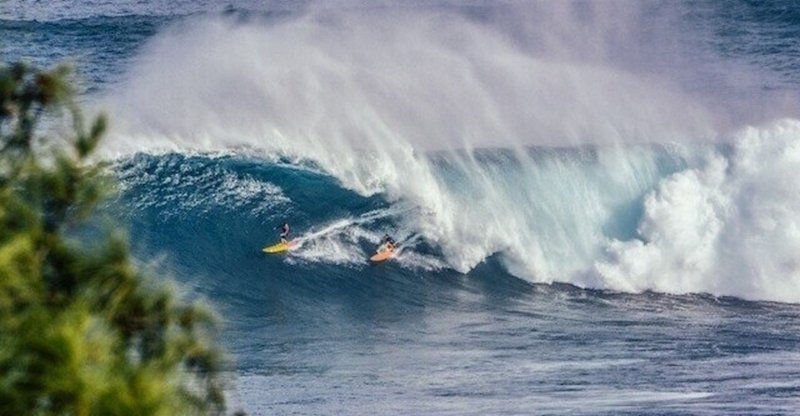 ハワイ、ノースショアの波にさらわれた女性をプロサーファーが救助（動画あり）