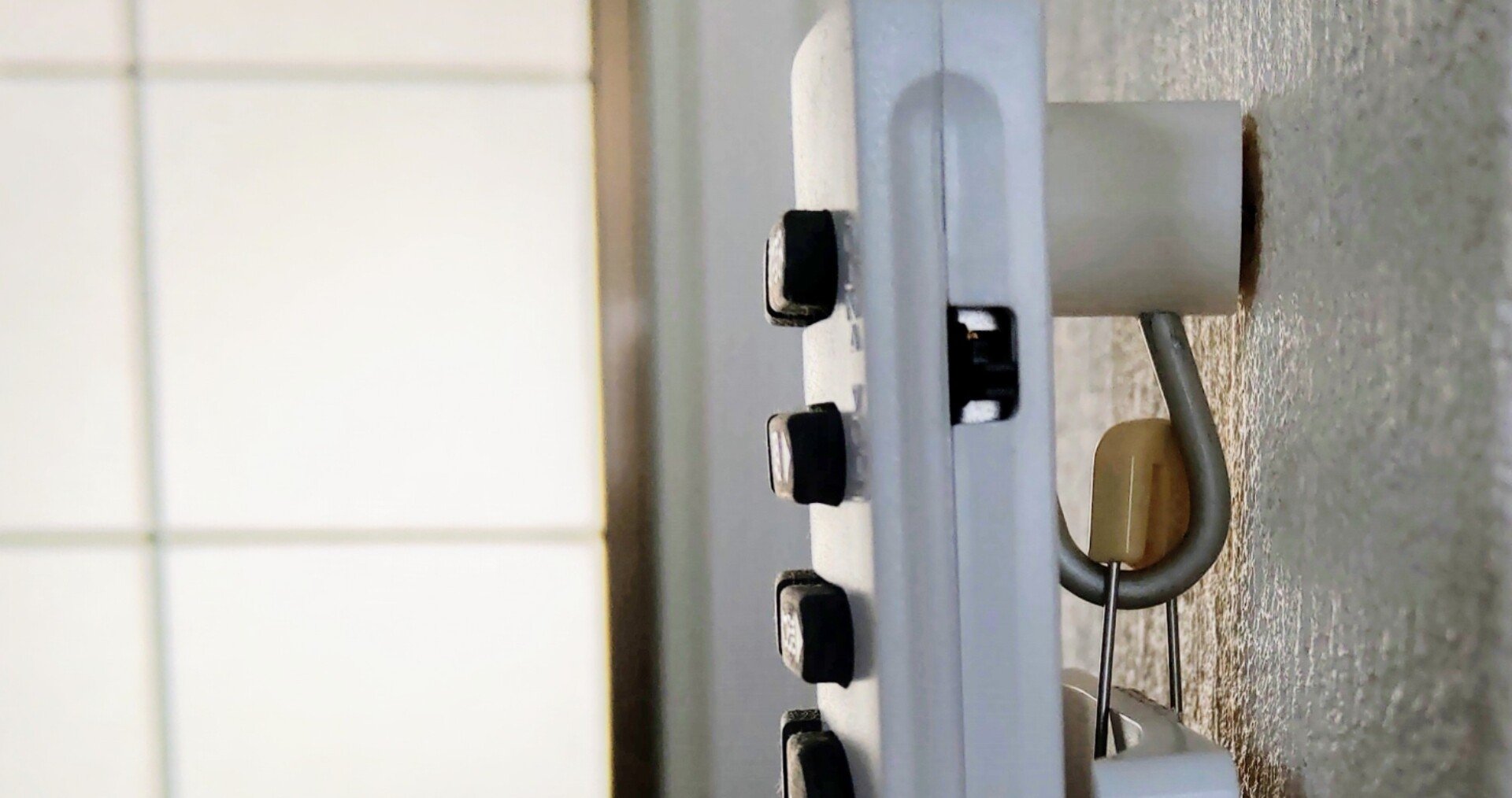 賃貸の壁にリモコンを付けてみた 日差しを避ける人 Note