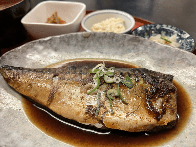 本日は神楽坂駅赤城神社口近くにある 清水仁 さんにて、煮魚定食（サバ）を頂きました。味噌煮も好きですが、甘辛醤油煮は美味しいですね〜海外に行っていると、とっても口にしたくなる味です。お魚が食べた時に来たいお店のひとつです。#神楽坂ランチ