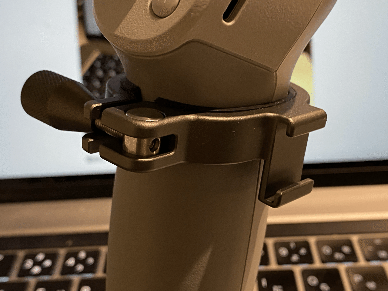 DJI OM 4 にセットしたiPhoneにマイクを外付けする|中村聞吾 DJI OM 4 にセットしたiPhoneにマイクを外付けする|中村聞吾