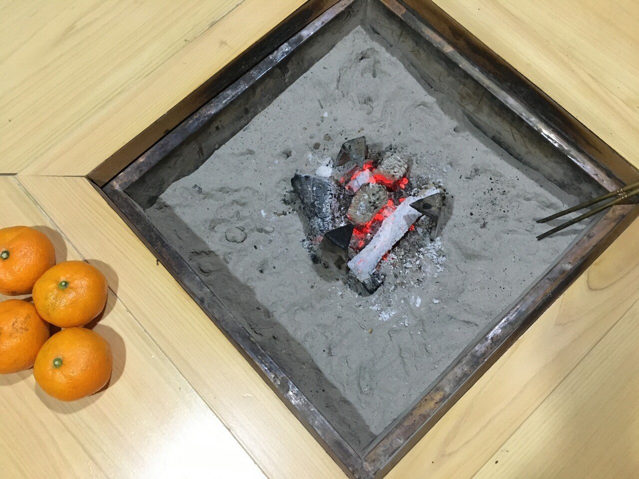 家族で『囲炉裏（いろり）』を 囲んだ夜に、便利な生活に慣れてしまっ