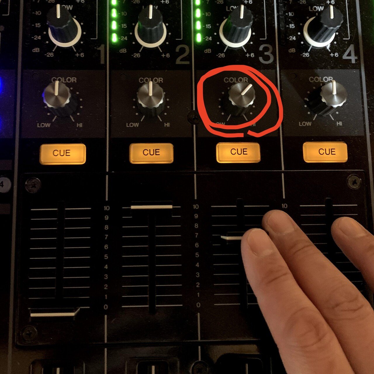 レビュー】DJミキサーは「Pioneer DJM800」を選ぶだけでミックス レビュー】DJミキサーは「Pioneer DJM800」を選ぶだけでミックス