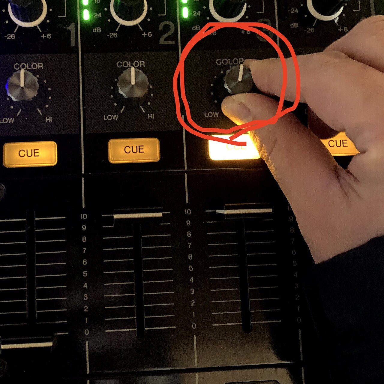 レビュー】DJミキサーは「Pioneer DJM800」を選ぶだけでミックス レビュー】DJミキサーは「Pioneer DJM800」を選ぶだけでミックス