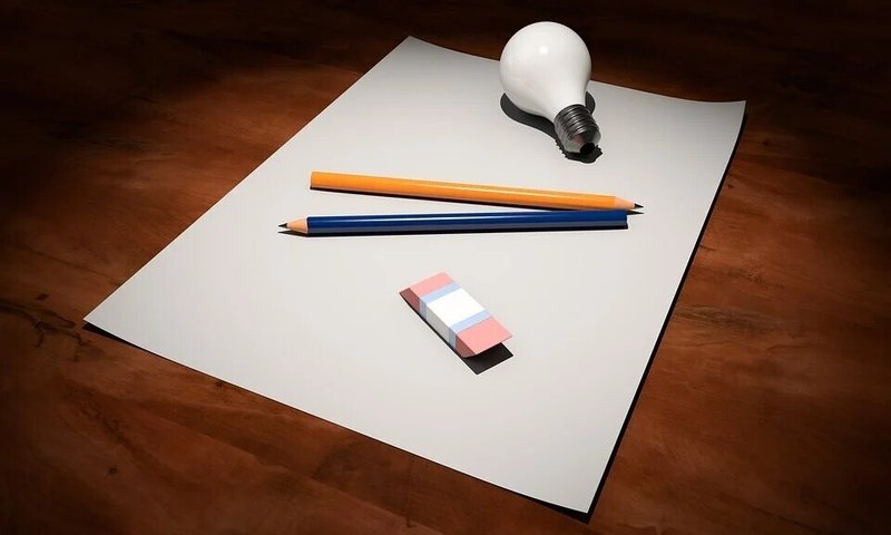 アイデア・紙とペン・机の上