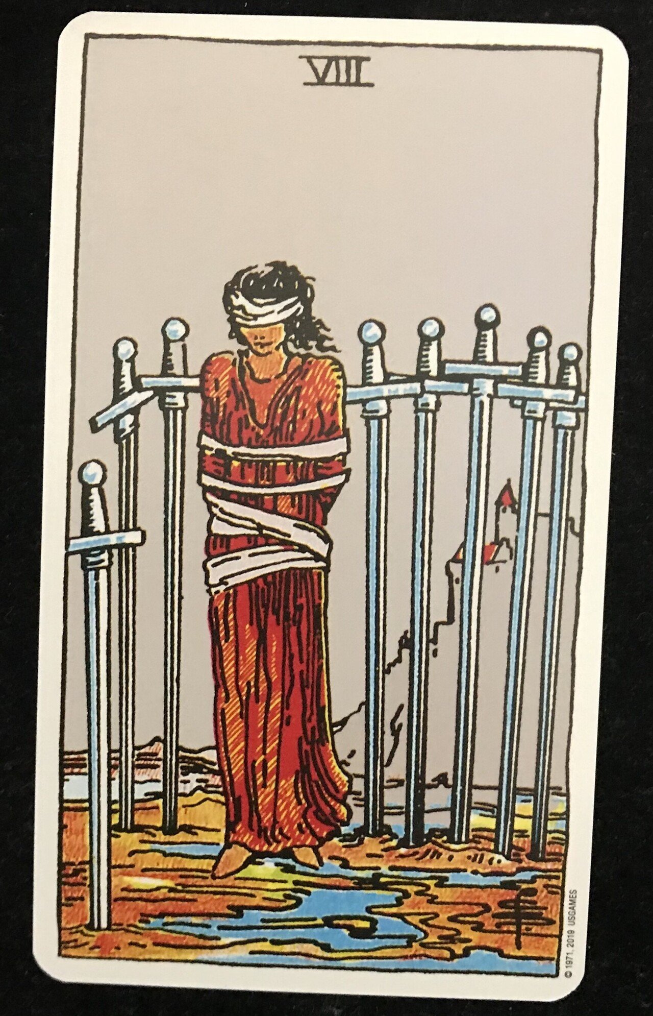 今日の小アルカナ 小アルカナをつぶさに見ていると 少し驚くようなカードの遭遇する これもその一つだと思う 剣城に囲まれた女性 そして彼女 は自身の身体を縛られ 目隠しをされている 剣は縛られた彼女を開放 ワタライ 占星術 タロット Note