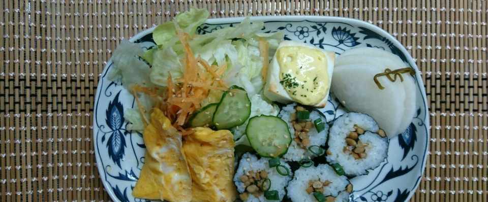 おはようございます 朝食は甘い卵焼き サラダ はんぺんのマヨネーズ焼き 大根の塩こぶ漬け 納豆巻き ๑ ๑ モグモグ 今日も一日頑張りましょうね ウズ Note