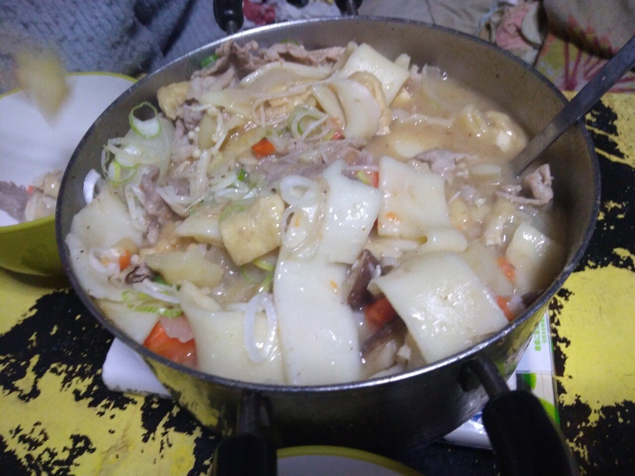 今夜の夕食の食テロ 豚汁うどん ジャガイモ 玉ねぎ 豚小間 長ネギ 椎茸 人参 エノキ茸 うどんは ひもかわうどん Popodoll Note