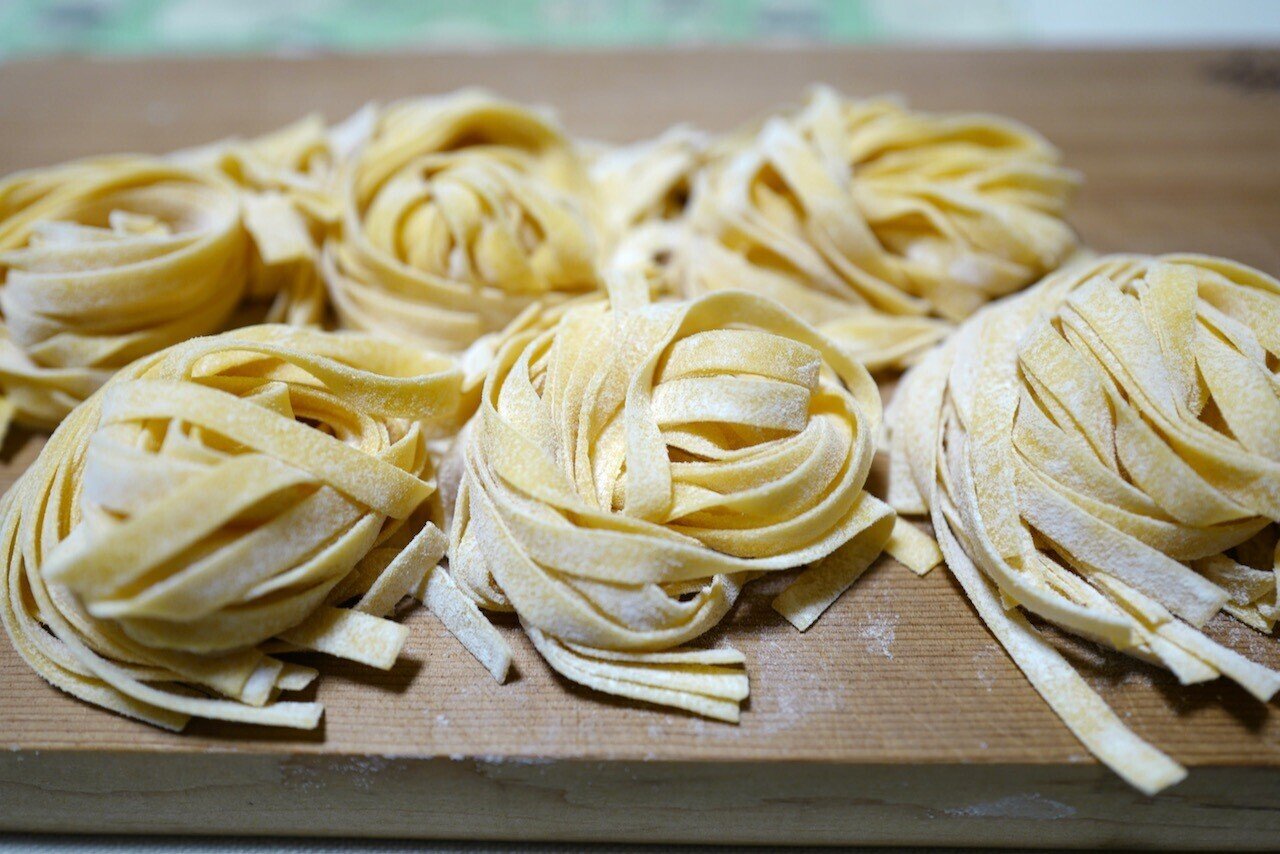 フェットチーネの海老とアボガドを加えたジェノベーゼ フライドポテト添え Pata Papapasta Note フェットチーネの海老とアボガドを加えたジェノベーゼ フライドポテト添え Pata Papapasta Note
