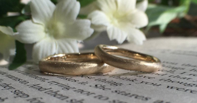 二人のお気に入りを取り入れたゴールドの結婚指輪