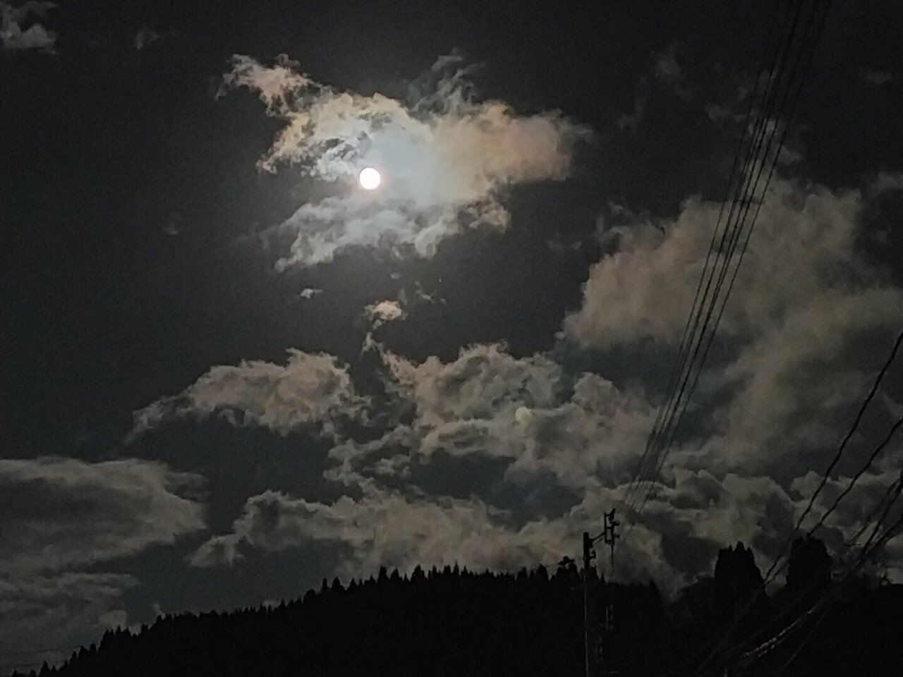 たとえ曇りの夜でも 一瞬 月が出てくれれば 雲が反射鏡となり 夜道を大きく照してくれる 午前11 42 年10月6日 おだやか常吉 Note