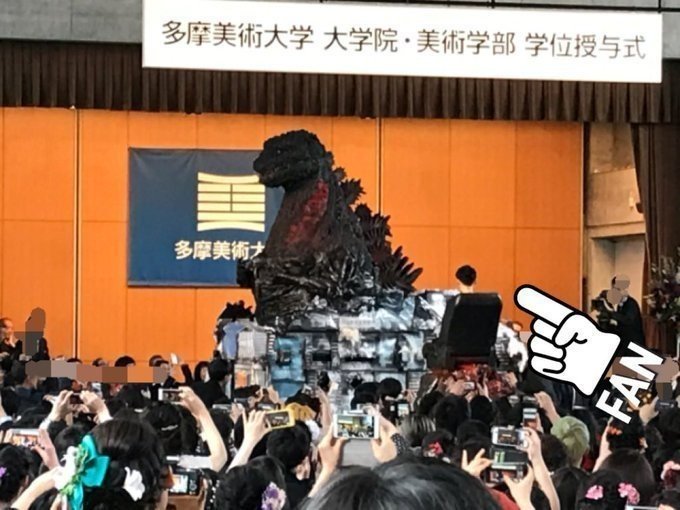 さすが多摩美 そこにしびあこ 多摩美の卒業式 今年は 狐面と着ぐるみの参列 シンゴジラ 太鼓演奏 代表生が乗った駕籠 ドローン 今年の多摩美卒業式は卒業生がシン ゴジラに乗って登場 学長 ご決断 直野隆一郎 Note さすが多摩美 そこにしびあこ 多摩美の卒業式 今年は 狐面と着ぐるみの参列 シンゴジラ 太鼓演奏 代表生が乗った駕籠 ドローン 今年の多摩美卒業式は卒業生がシン ゴジラに乗って登場 学長 ご決断 直野隆一郎 Note