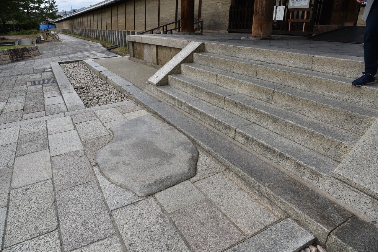 法隆寺七不思議の 『鯛石』」 と中門の礎石と不開門｜ART AND MOVIE