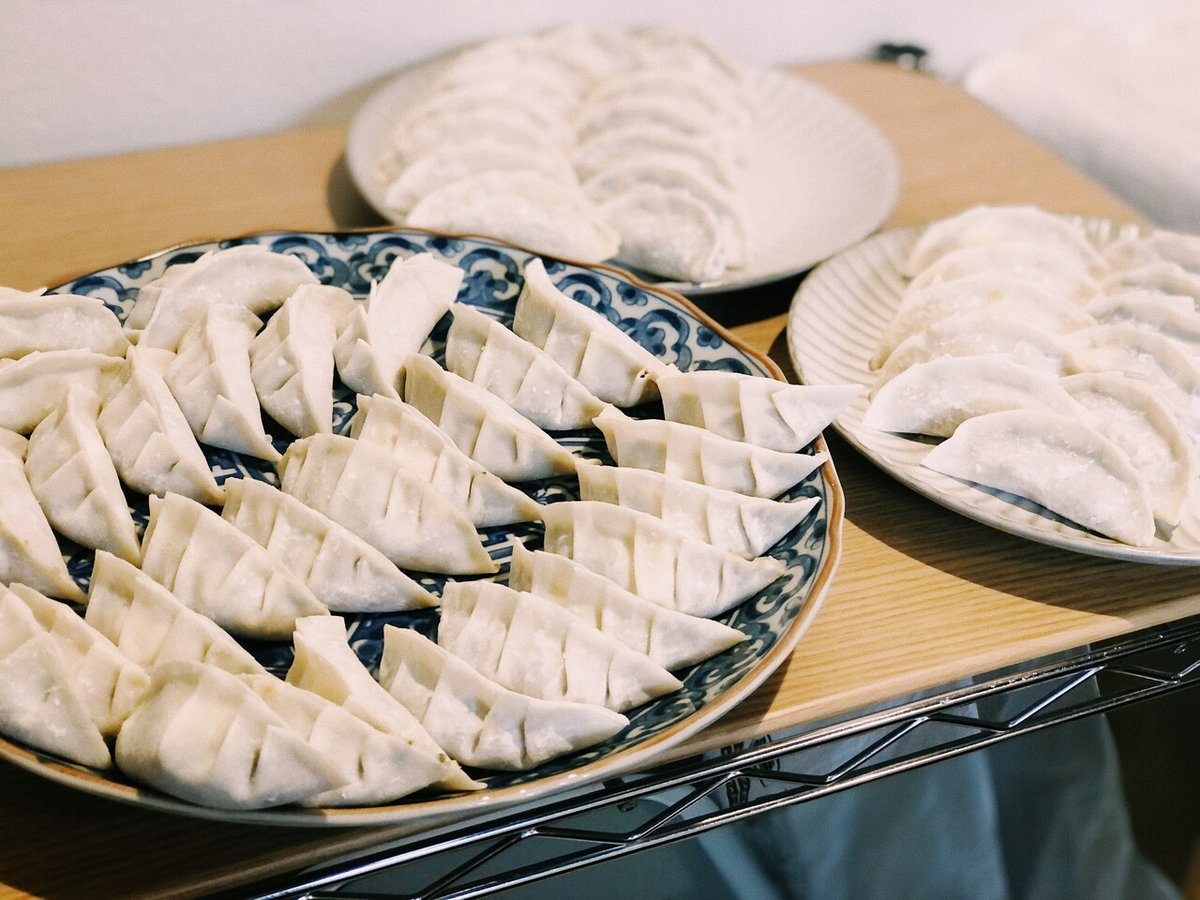 60個の餃子の写真。