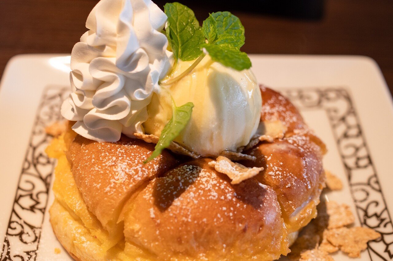 元町珈琲のフレンチトースト は私の知っているそれとは違い とても豪華だ アイスや生クリーム ミントが乗っている そしてパンを横にカットして そこに甘いバターをタップリと塗りたくっている ブラックコーヒーと Yuta録 Note