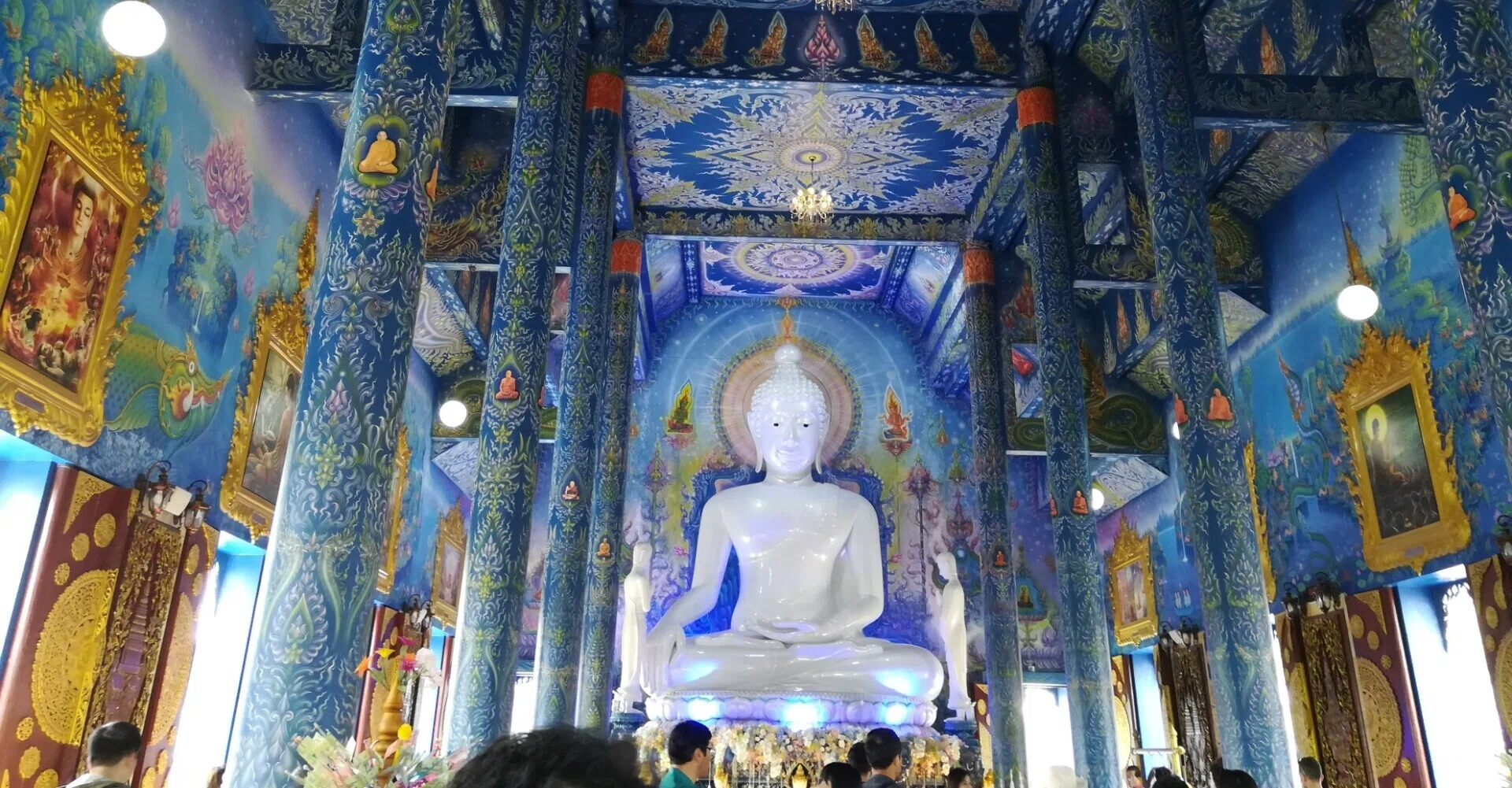タイの旅⑩チェンライの青い寺｜瑠璃色に包まれた寺院で祈る｜Katy
