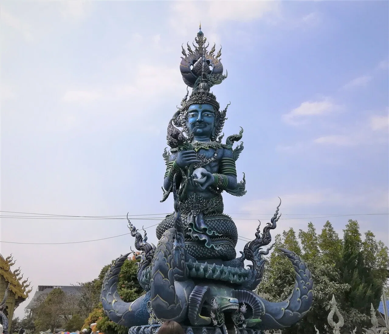タイの旅⑩チェンライの青い寺｜瑠璃色に包まれた寺院で祈る｜Katy