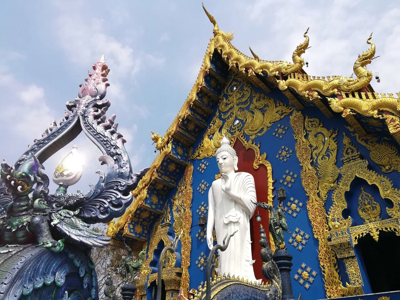 タイの旅⑩チェンライの青い寺｜瑠璃色に包まれた寺院で祈る｜Katy