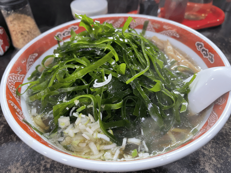 本日は新小川町にある マルナカ さんにて、こんぶラーメンの大盛りを頂きました。山盛りの昆布がのっており歯応えもボリュームもタップリ。味はサッパリとヘルシー〜んでもって美味し❗️ワカメラーメンは食べたことあるけど、昆布は初めて#神楽坂ランチ