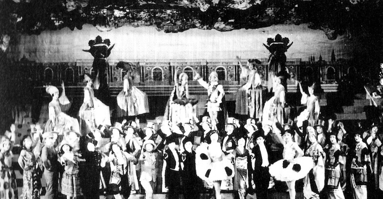 宝塚『モン・パリ』成功の社会的背景
