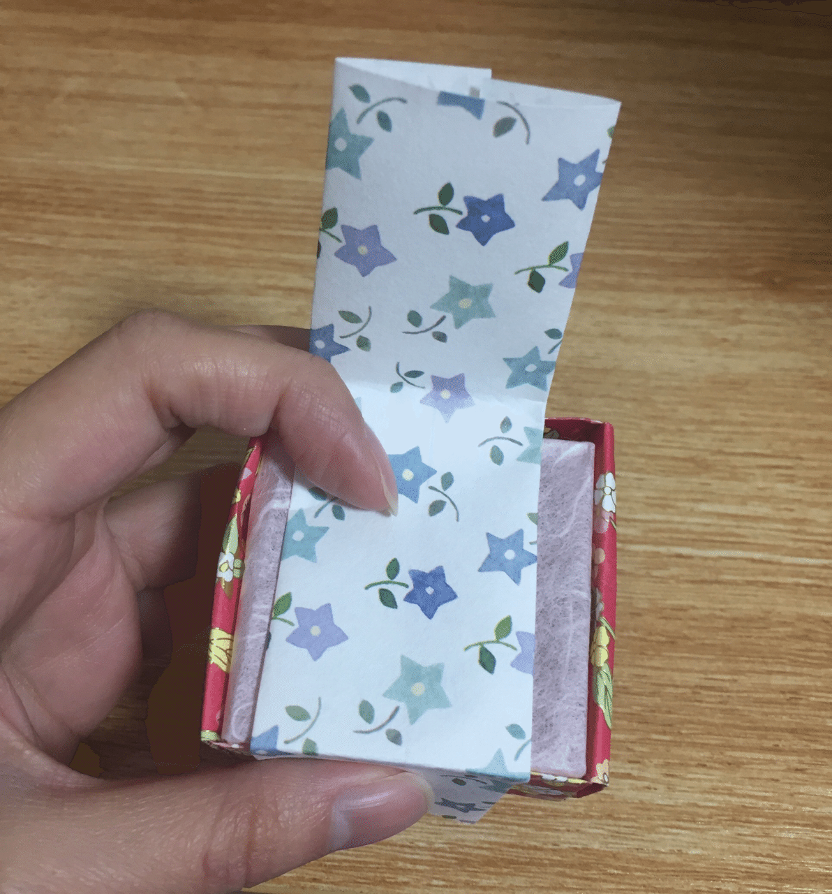 100均ダイソーの千代紙で作る まるで着物みたいな箱ラッピング Otaki Note 100均ダイソーの千代紙で作る まるで着物みたいな箱ラッピング Otaki Note