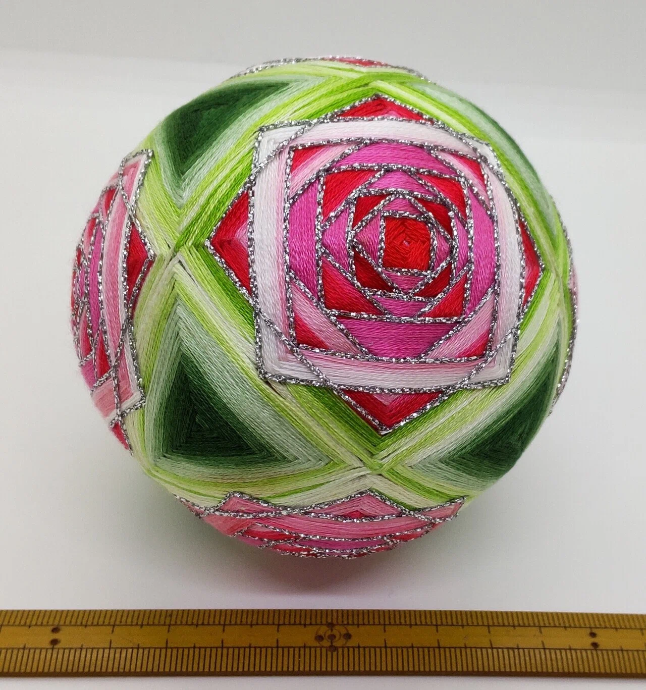母の手まり、戦中派の女性の手仕事、25番刺繍糸で作る手まり、平成5年