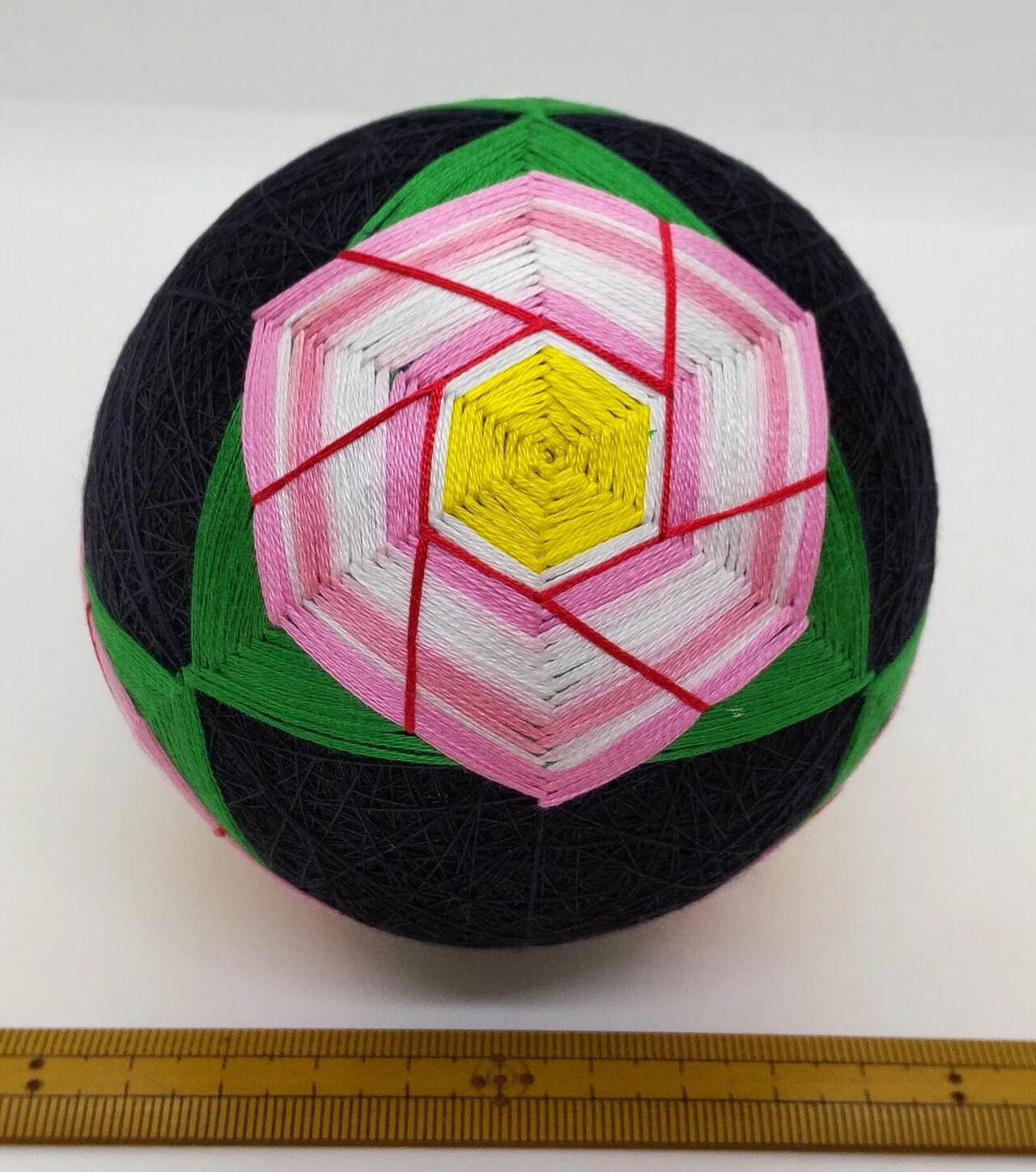 母の手まり、戦中派の女性の手仕事、25番刺繍糸で作る手まり、平成5年