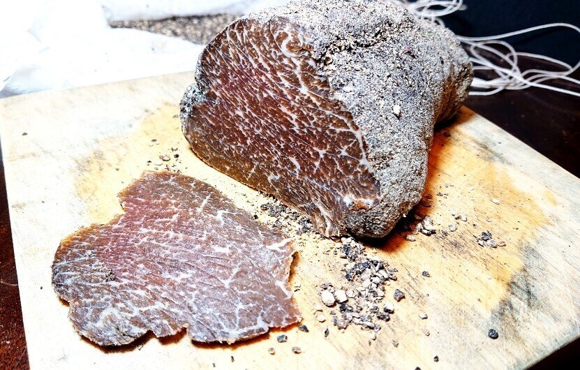 どうやら牛肉は 空気に触れるまでは 赤黒い色をしてるらしい 新鮮な肉は 切断面が空気に触れる事で ミオグロビンという物質が酸素と反応して 赤くなるそうだ 4日間じっくり空気に触れた僕の干し肉は 機械屋 Tazuya Note