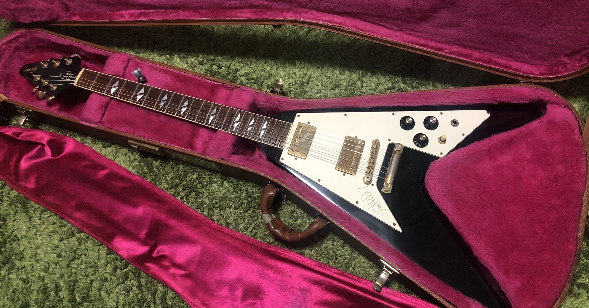 クリーム色 フライングV エレキギター