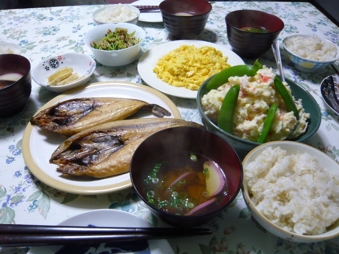 今日の晩御飯 ご飯 お吸い物 ホッケの開き ポテトサラダ 炒り玉子 三つ葉とツナの和え物 沢庵 最近 我が家ではホッケの開きが大人気 食感がたまらない と次女 水野かつひこ Note