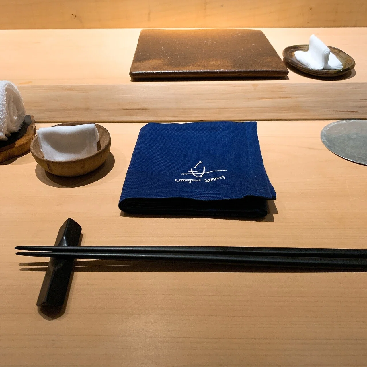 【鮨様】専用 宇田津鮨」 裏路地にある「アートx鮨」コンセプトの隠れ家的鮨店