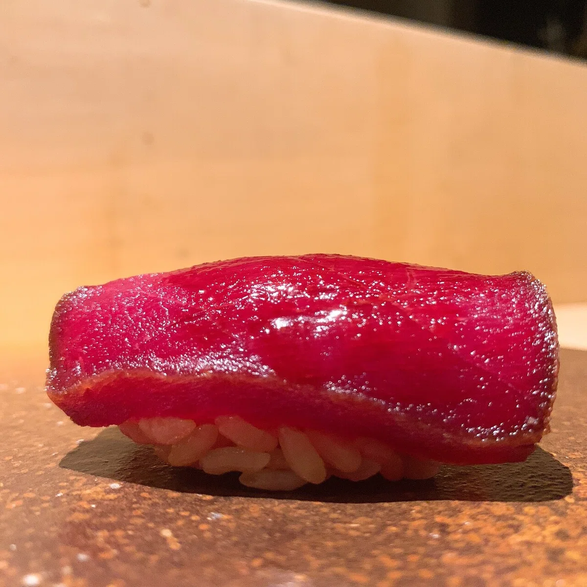 宇田津鮨」 裏路地にある「アートx鮨」コンセプトの隠れ家的鮨店