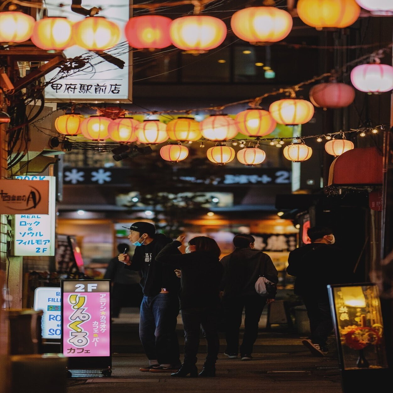中望遠レンズ 縦構図で撮る商店街は話題の圧縮効果が良い感じ ヒコノート Note