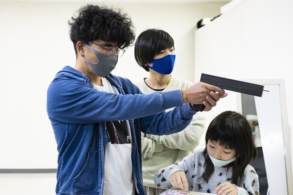 連載 『片桐仁のおしえて何故ならしりたがりだから』 ☞ しりたいテーマ 「ゴム銃」｜TV Bros. ( テレビブロス )