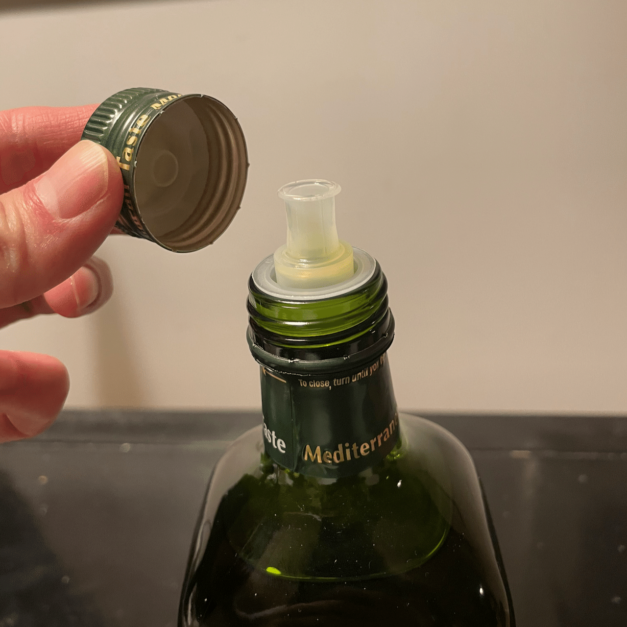 Trudeauのドリップレススパウト 液だれしないオイルボトルを探す ころりんすまい オリーブオイルディスペンサー衛生的な片手オープンクローズシャットオフ機構のためのオリーブオイル注ぎ口 Ciudaddelmaizslp Gob Mx