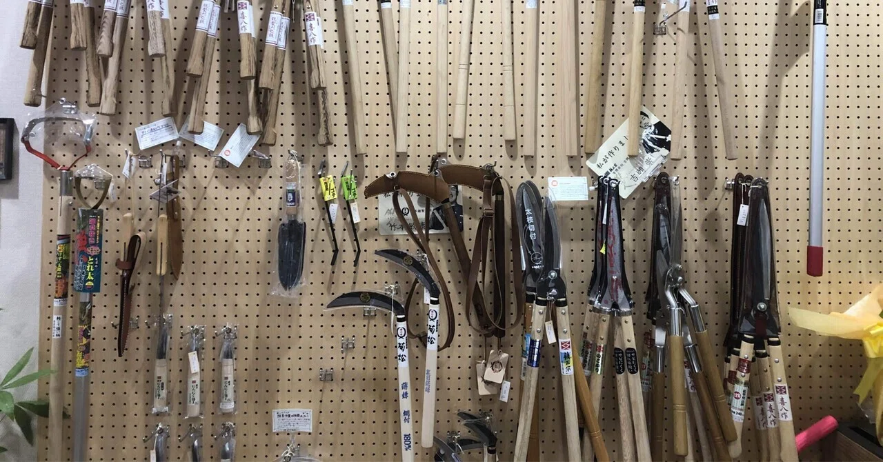 家庭菜園を始めるのに必要な5つの農具を紹介します。｜かーびー