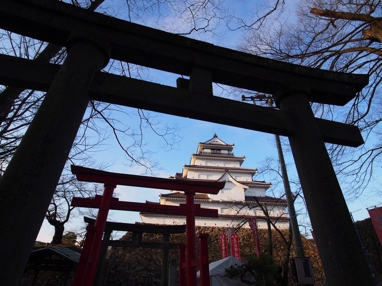 鶴ヶ城と稲荷神社。
鳥居に入って、振り返った感じです。
#福島県 #会津若松市 #鶴が城 