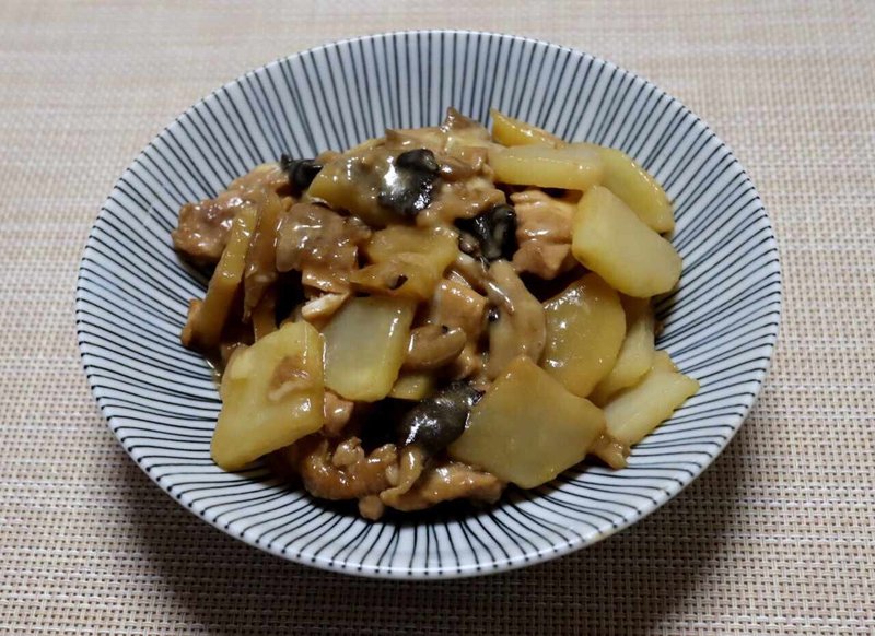 鶏もも肉とじゃがいもときのこの炒め物